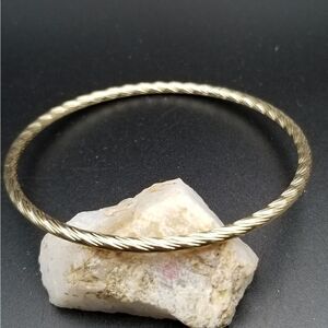 Alluring glamour Celtic twist bracelet B434